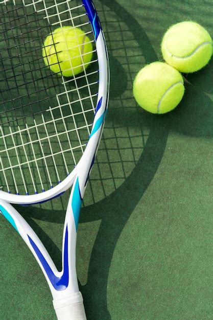 Tennis balls on a tennis court | Free Photo