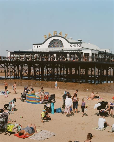 A day at the beach // Pentax 67 // Portra 400 : r/analog