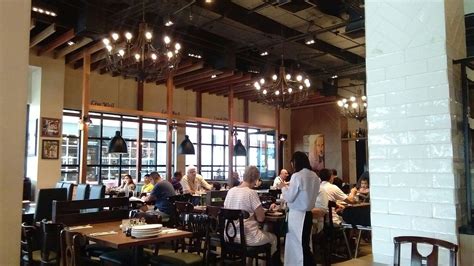 THE 10 CLOSEST Hotels to Italianni's, Taguig City