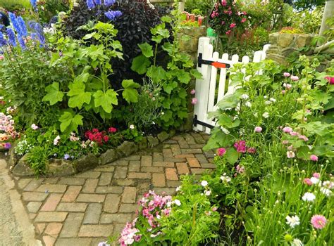 22 Traditional Cottage Garden Ideas You Gonna Love | SharonSable