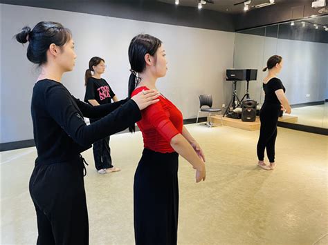 哪个大学有拉丁舞专业 拉丁舞的考试要求是怎么规定的？_2023舞蹈艺考最新资讯-舞蹈艺考培训就在舞研艺考！