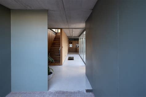 Photo 20 of 24 in house in front of the parc by Marcos Garbin - Dwell
