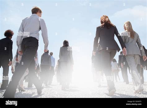 Business People Walking Sign 的图像结果