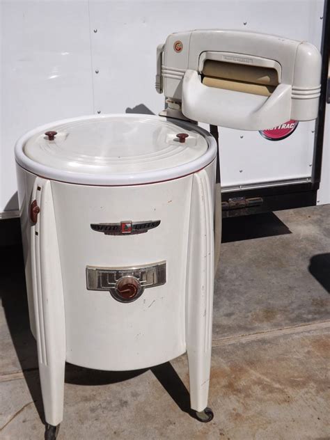 Vintage Speed Queen Deluxe Wringer Washing Machine