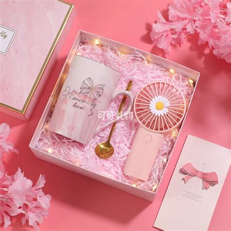 出去买什么礼物好最新素材