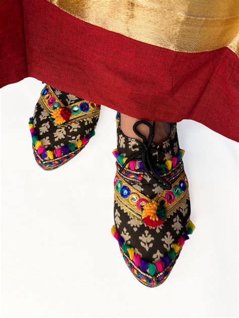 Kanvas Ethnic Festive Black Indian Print Oxfords Shoes