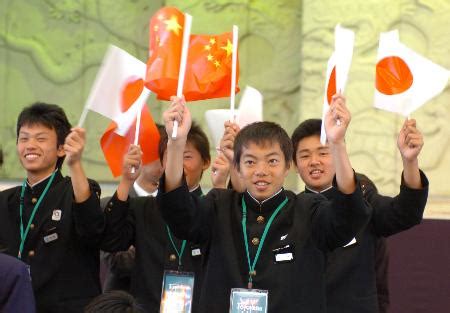 图文：日本少年手举中日国旗庆祝中国馆日开幕_新闻中心_新浪网