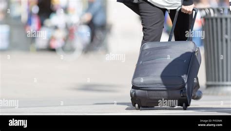 People Walking in Suits 的图像结果