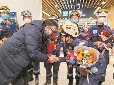完成救灾任务厦门蓝天救援队回家 多位在闽土耳其友人到机场迎接，为队员们献花致谢