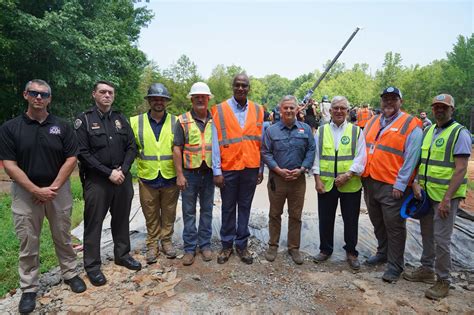 El Gobernador Stein inspecciona daños en Alamance y Orange