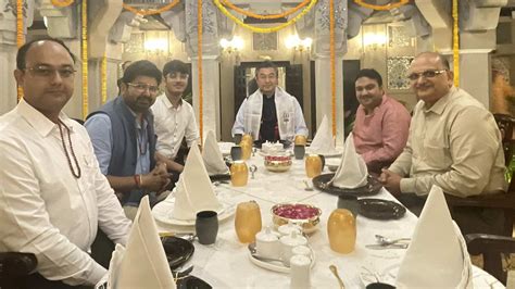 गोलगप्पे और बनारसी थाली का मजा लेते दिखे जापानी राजदूत, जानें इसमें ...