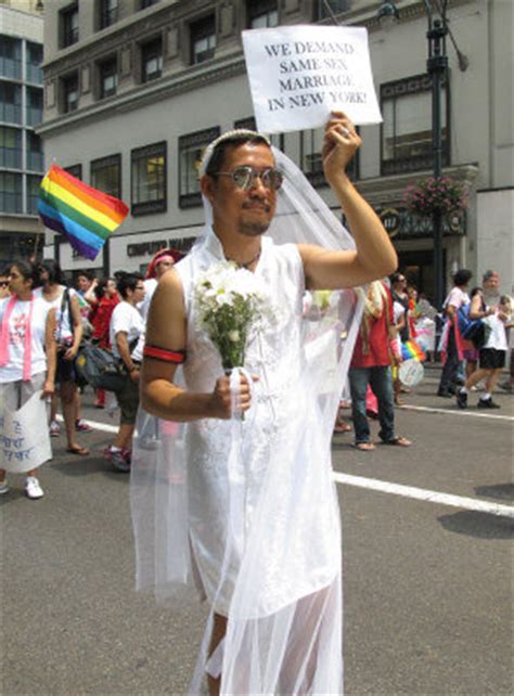 同性恋游行亚裔踊跃 男同志穿婚纱表诉求(图)-搜狐新闻