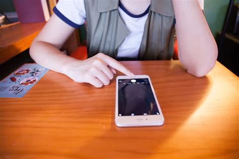 上班玩手机游戏遭曝光 被辞退引网友争议 - 广西县域经济网