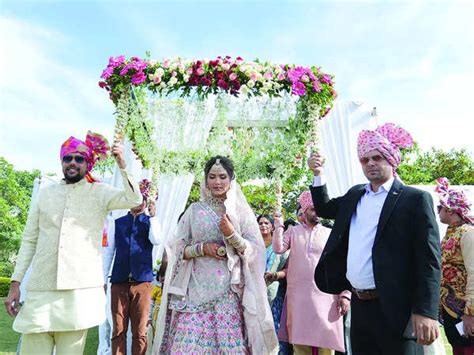 Kamna Pathak Wedding Pictures: Exclusive wedding pictures of Happu Ki ...