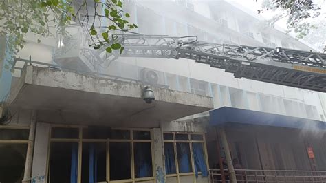 Watch: Fire Breaks Out at Old Emergency Building of Delhi's Safdarjung ...