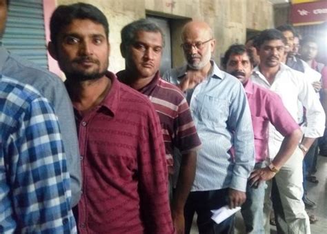 Rs 500 and Rs 1,000 notes scrapped: Restless people queue up in droves ...