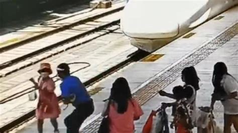 列车进站瞬间女孩冲入站台边缘，工作人员百米冲刺一把拉回
