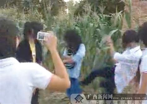 网上现南宁中学女生遭围殴视频校方正在调查新闻频道__中国青年网