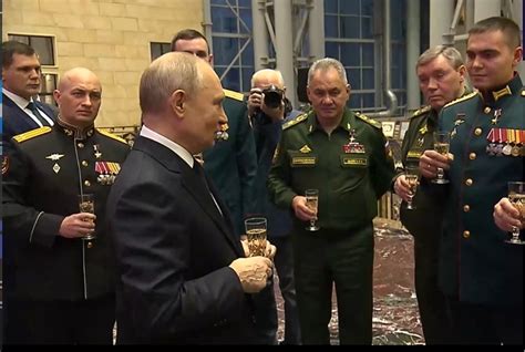 普京为表现突出的俄士兵颁奖：我们都会坚持到底，捍卫国家利益_腾讯新闻