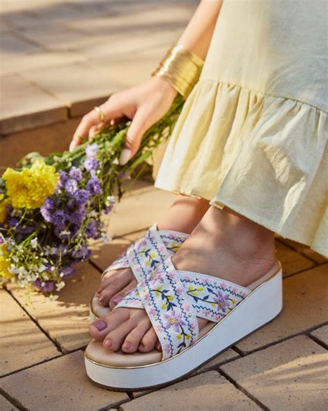 Buy Handcrafted Iris My Case : Criss Cross Wedges – Fizzy Goblet