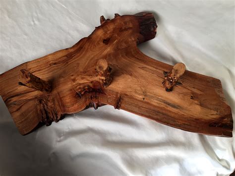 Perchero de madera con 3 colgadores de tronquitos – EncaLaConchi