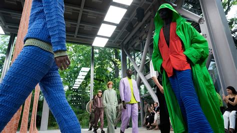 Issey Miyake transforms the Cartier Foundation into living sculpture garden with light and ...