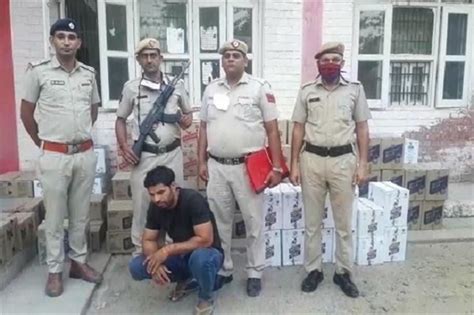 पुलिस ने शराब से भरी पिकअप गाड़ी पकड़ी, आरोपी काबू - police caught a ...