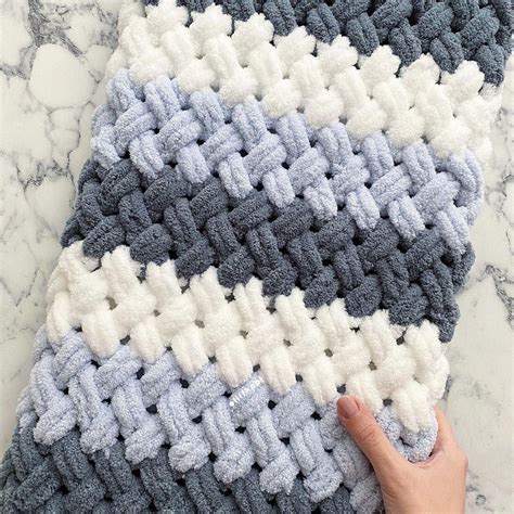 How to Make a Fast and Easy Blanket | Finger knitting projects, Chunky ...