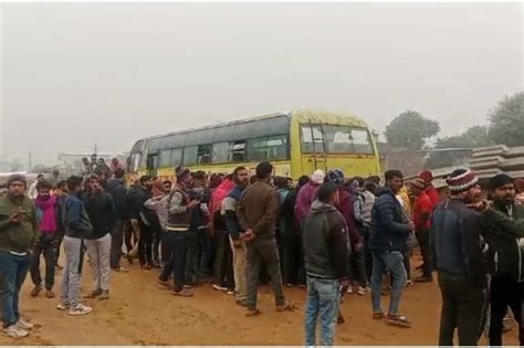 Chomu Road Accident: 30 बच्चों से भरी स्कूल बस निर्माणाधीन पुलिया में ...