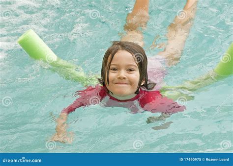 Child Swimming 的图像结果