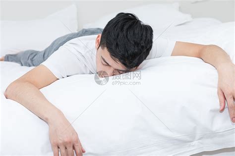 年轻男性沮丧地躺在床上高清图片下载-正版图片500816802-摄图网