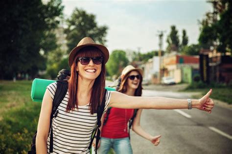 搭车旅游的女孩子图片-两个旅游的女孩子路边搭车素材-高清图片-摄影照片-寻图免费打包下载