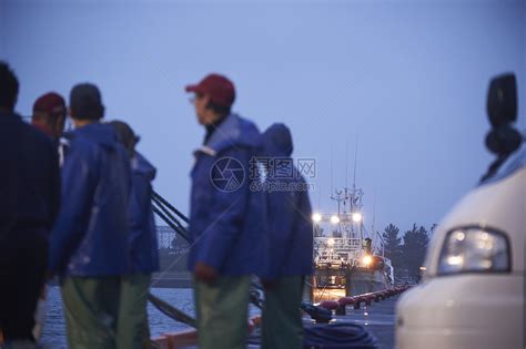 海边渔民在专注的劳作高清图片下载-正版图片500617408-摄图网