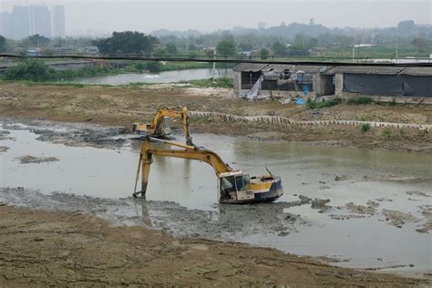 民情丨村民：河床被施工泥浆抬高近两米，涨水危险！施工方：本周内完成清淤_四川在线
