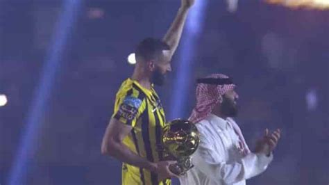 Karim Benzema presented his Ballon d'Or to the Al-Ittihad fans; Video