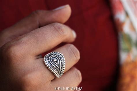 Adya Daana Detailed Ring