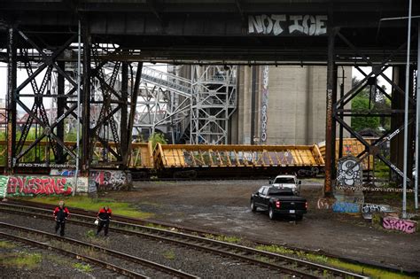 Freight train derails on Steel Bridge, causing no injuries; bridge back ...