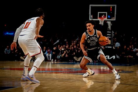 Knicks end Spurs' 11-game winning streak with early surge leading to decisive 114-89 victory