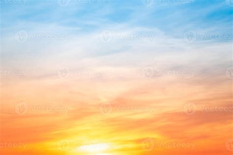 hermosa , lujo suave degradado naranja oro nubes y luz de sol en el ...