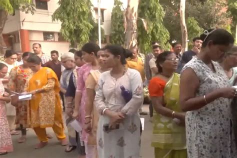 पश्चिम बंगाल चुनाव: आसनसोल में लंबी कतारें, पहले चरण की वोटिंग शुरू