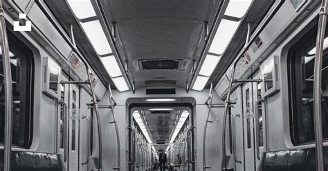 White Colour Local Train 的图像结果