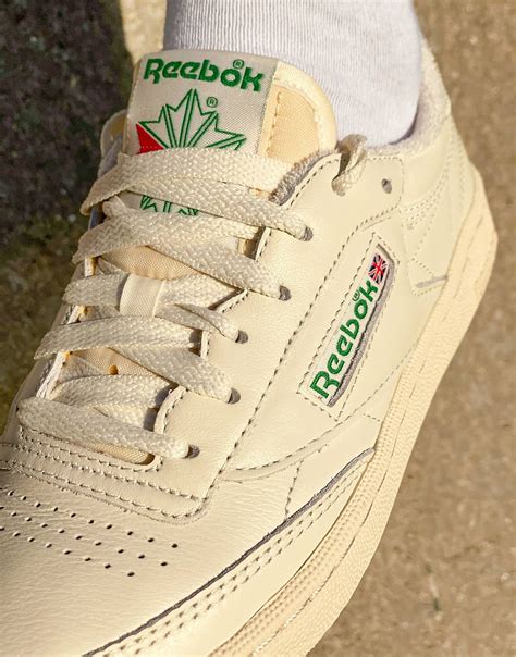 Reebok Classic Club C Vintage sneakers in chalk with green detail ...