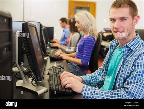 A Picture of Students in a Computer Room Using One Computer 的图像结果