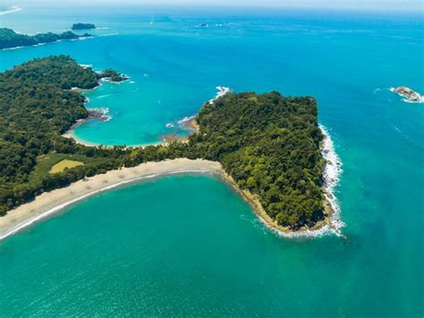 Aerial view of manuel antonio national park in costa rica | Premium Photo