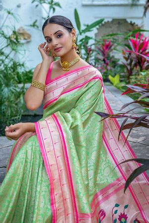 Buy Green Kanjeevaram Silk Blend Saree With Blouse Piece online-Karagiri