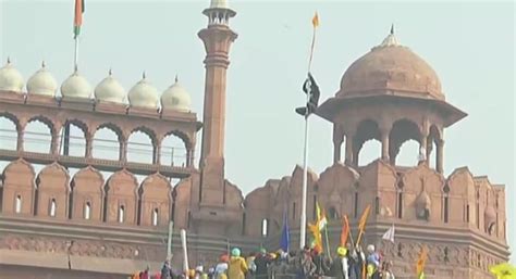 deep siddhu behind nishan sahed hoisting red fort kisan parade