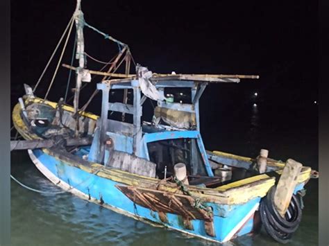 Sri Lankan Navy arrests 10 Indian fishermen