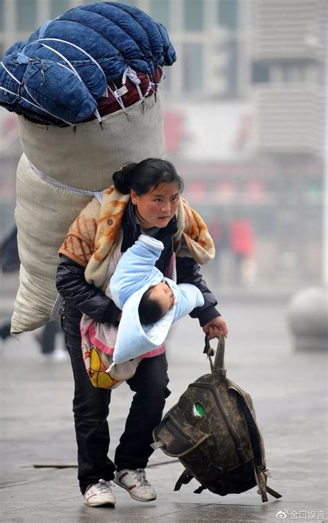 这张春运照片里的年轻妈妈，新华社记者苦寻了八年……你认识她吗？