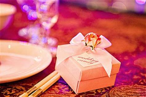 订婚礼拿什么礼物最新素材