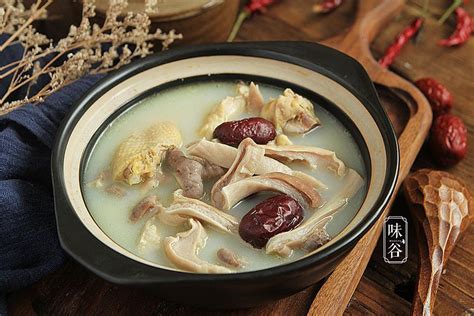 广东人最爱的猪肚鸡汤，掌握好这个技巧，汤色奶白，香味倍增！_胡椒